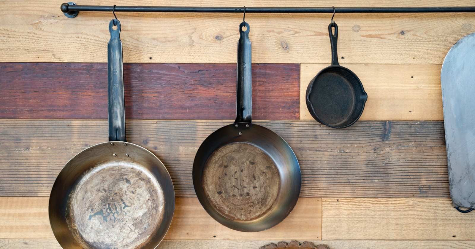 キャンプで使いたいおすすめ鉄フライパン20選｜焚き火・直火調理で