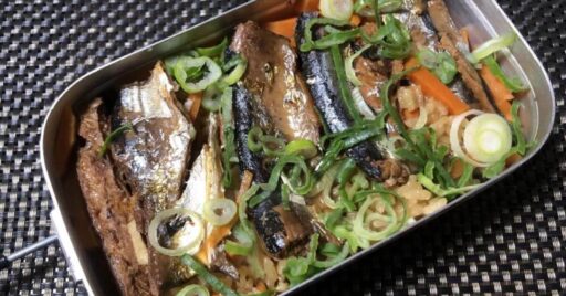 缶詰一つですぐできるキャンプ飯!『生姜香るさんまの蒲焼ご飯』-そとごはん-