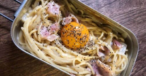 【キャンプ飯】メスティンひとつでお手軽!メスティンカルボナーラ-そとごはん-