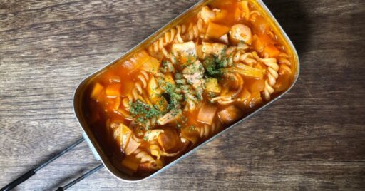 トマトジュースで作る野菜たっぷりミネストローネ-そとごはん-