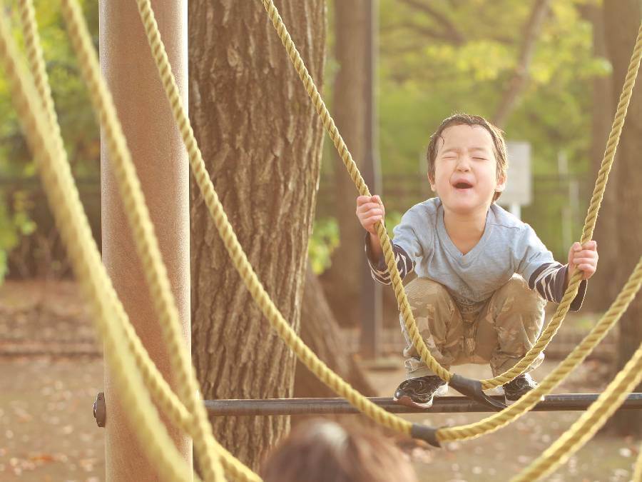 子供がブランコを楽しむ様子