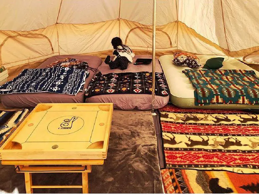 テントとテントの中に敷く養生シート テントとテントの中に敷く養生シート