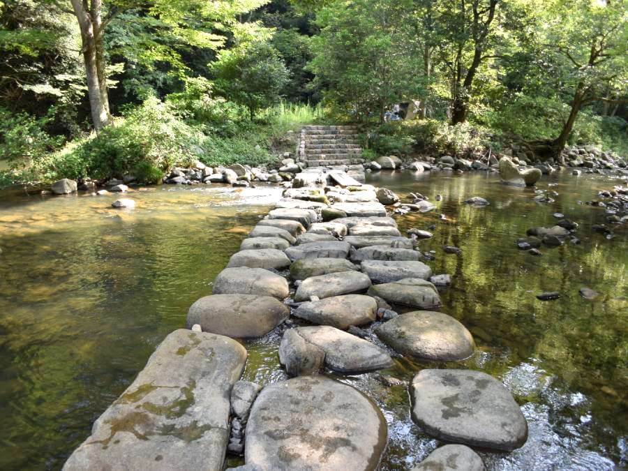 石と木の板でできた橋