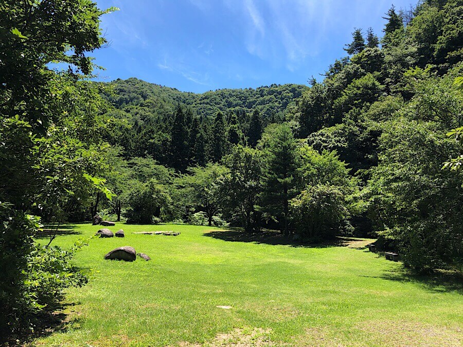 芝生の広場