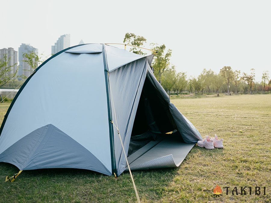 キャンプ初心者向け　失敗しないテントの張り方とおすすめテントをご紹介　テント　公園　TAKIBI