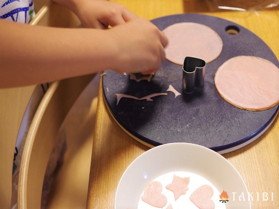 ホットプレートでお手軽に♪餃子の皮ピザ－そとごはん－