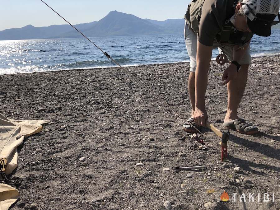 サイトは砂利・砂地です　【北海道千歳市】贅沢な景色が楽しめる！休暇村支笏湖モラップキャンプ場