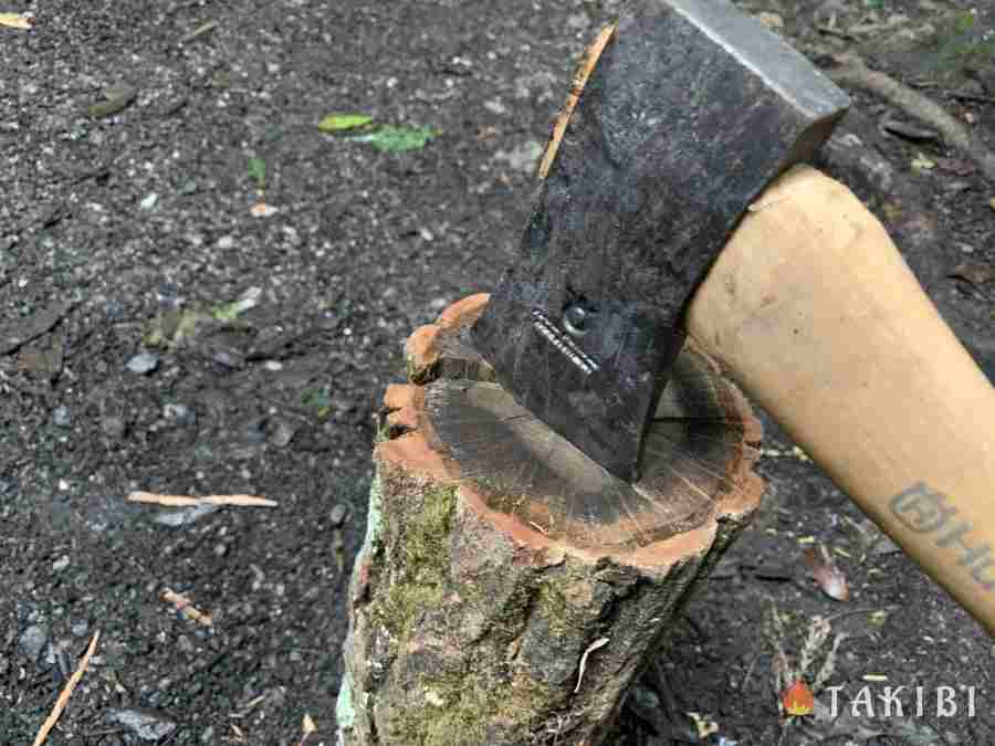 キャンプギアの定番ドイツ製のハスクバーナ手斧38cmで割れる薪・割れない薪を検証してみた！  キャンプ・アウトドアのTAKIBI（タキビ）