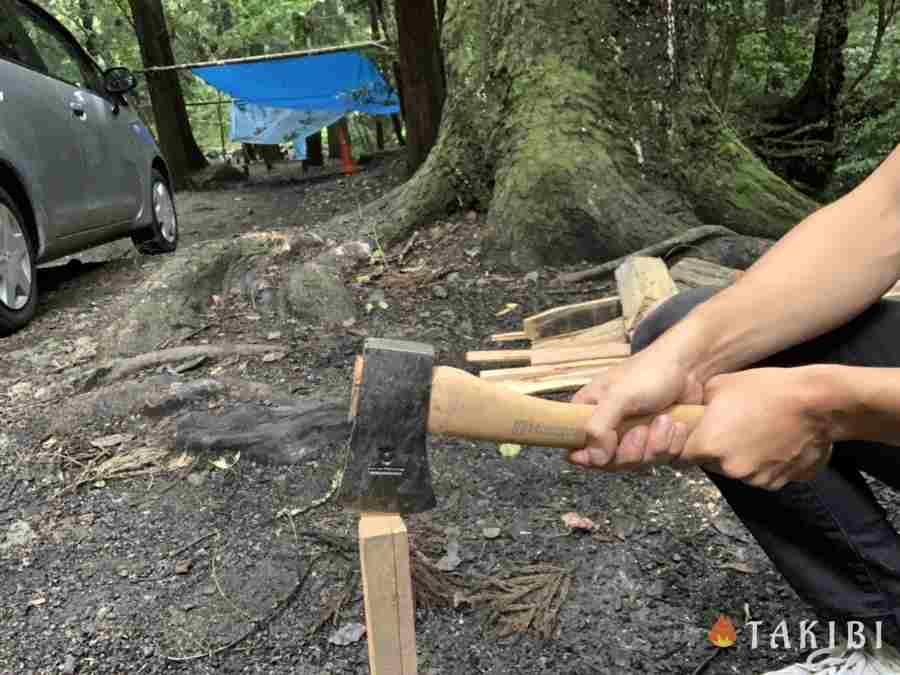 キャンプギアの定番ドイツ製のハスクバーナ手斧38cmで割れる薪・割れない薪を検証してみた！  キャンプ・アウトドアのTAKIBI（タキビ）