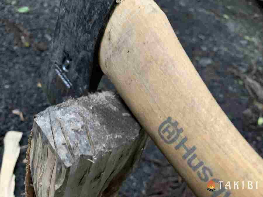 【キャンプギアの定番】ドイツ製のハスクバーナ手斧38cmで割れる薪・割れない薪を検証してみた！