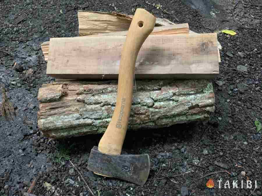 キャンプギアの定番】ドイツ製のハスクバーナ手斧38cmで割れる薪・割れ 
