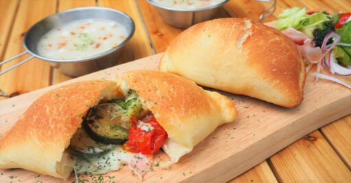 キャンプでできる!焼き野菜とモッツァレラチーズのカルツォーネ-そとごはん-