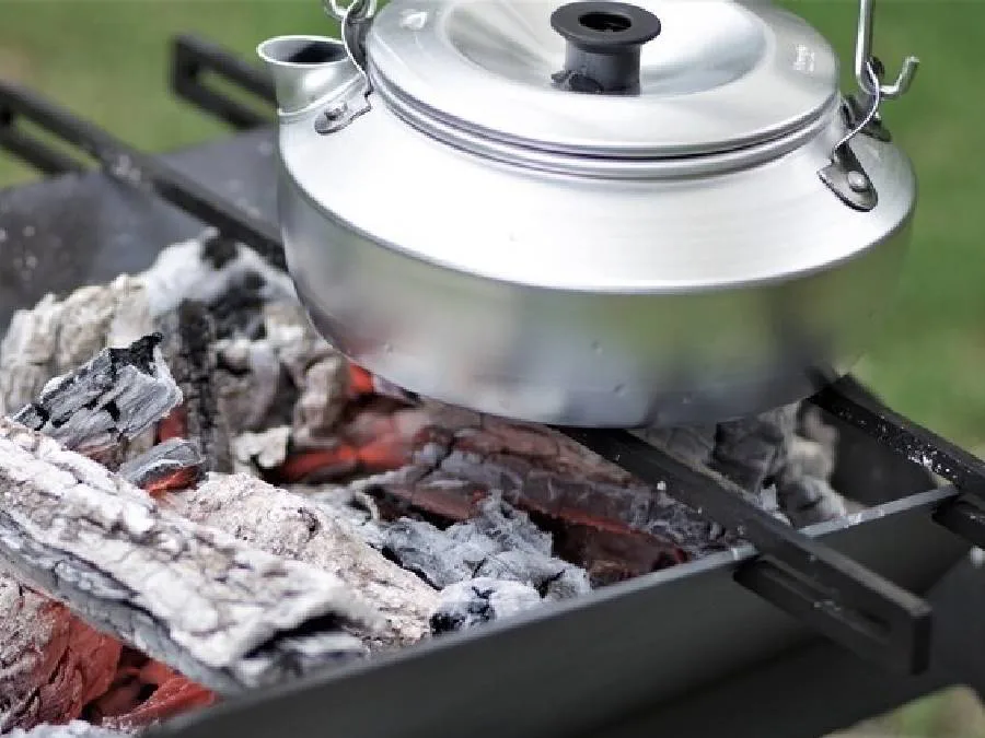 flames 焚き火台 金属板3枚で組み立て可能なソロ焚き火台「flames」 | キャンプ