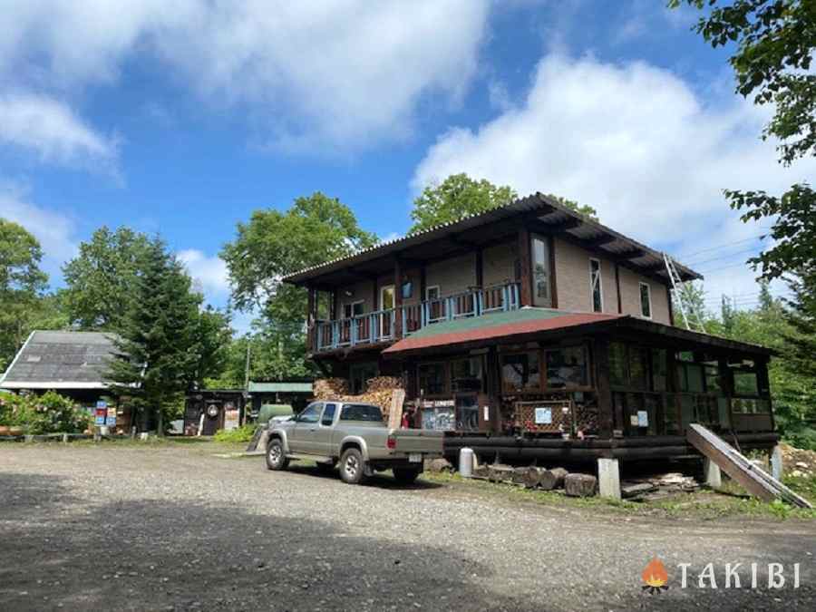 【北海道】遊び心がいっぱい！大自然の中で誰もが子供に戻れるキャンプ場 「隠れ家的オートキャンプ場遊び小屋コニファー」