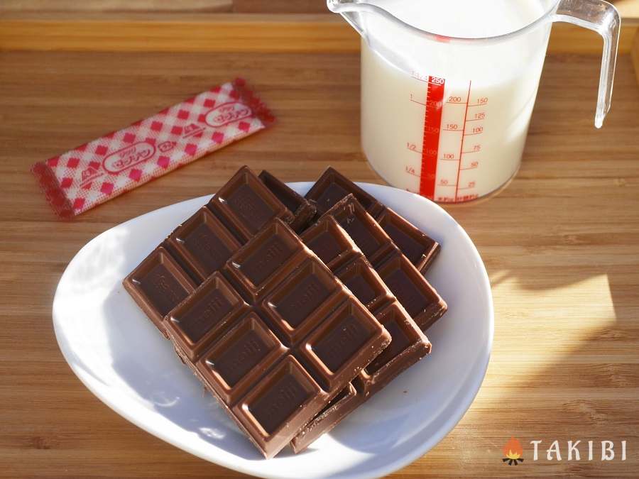 チョコレートプリンの材料（牛乳、ゼラチン、チョコレート）