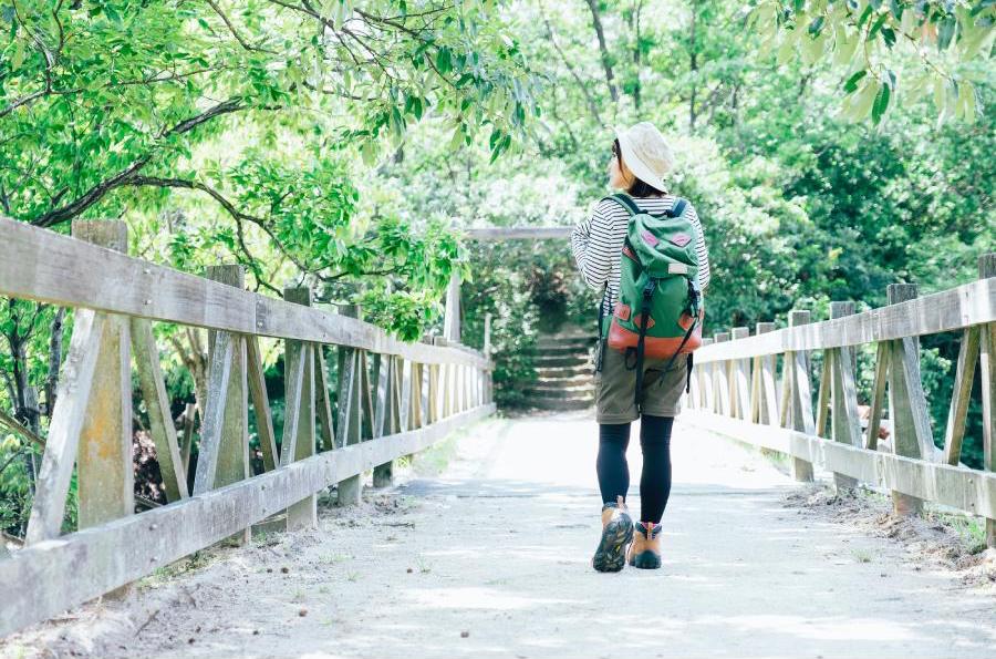 山奥の桟橋で佇む女性