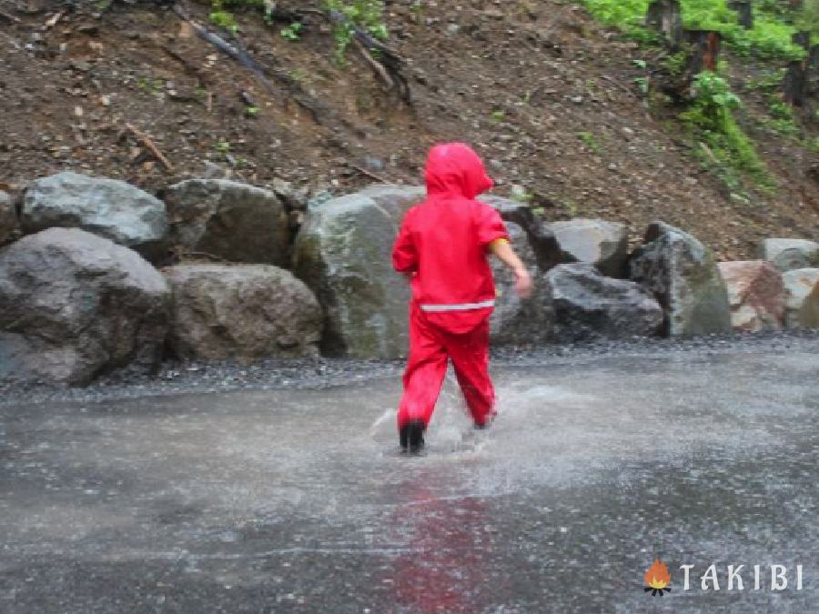 キャンプ中、突然大雨になることも。