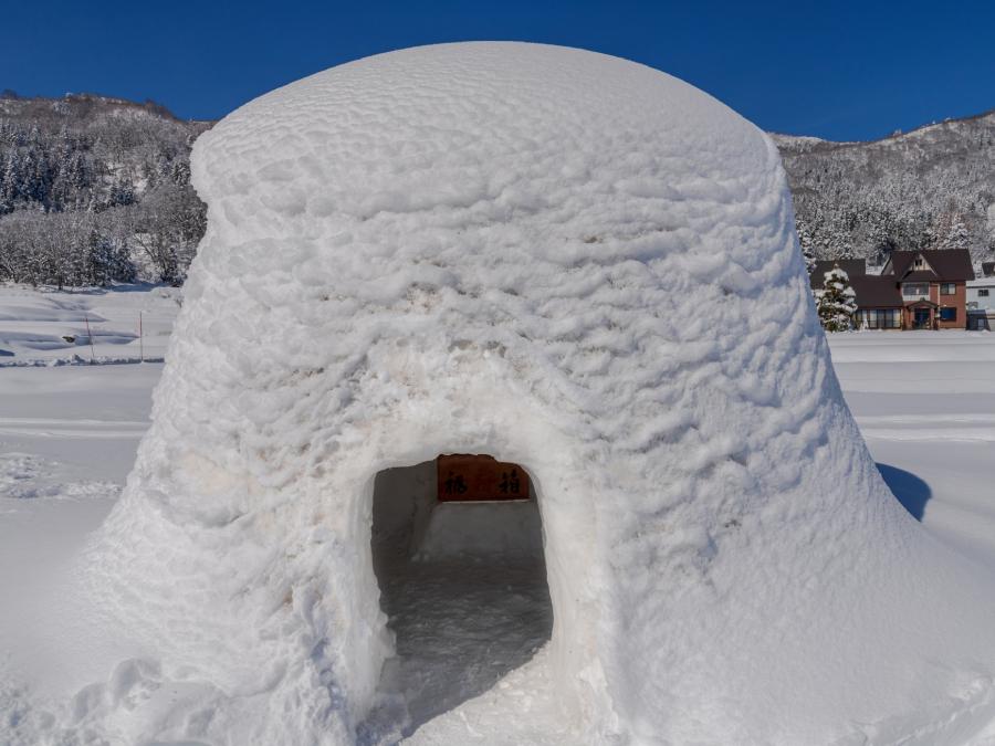 雪中キャンプならではの楽しみ方,かまくらを作る