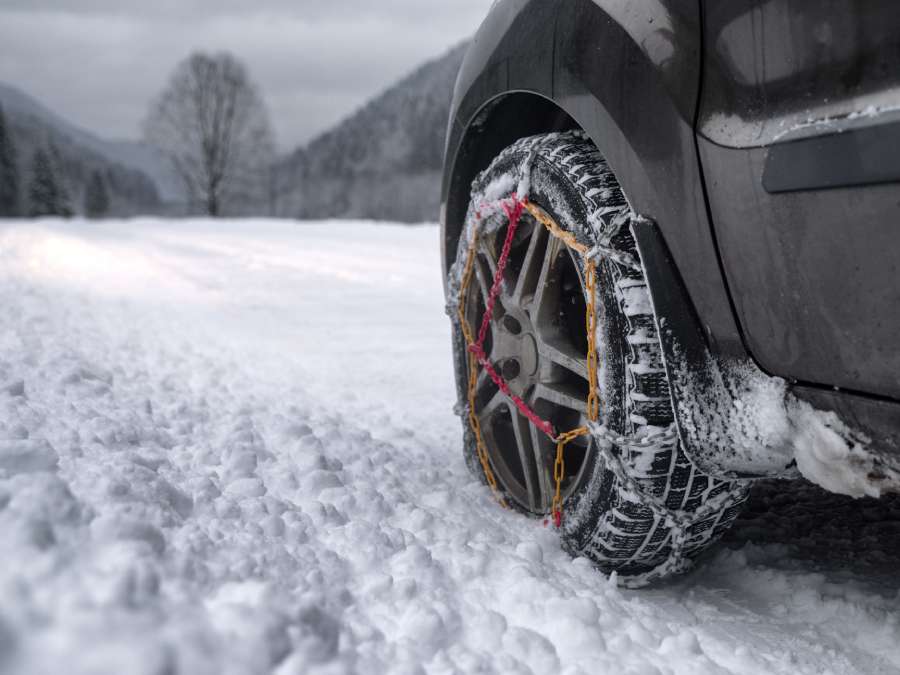 雪中キャンプの注意点,オートキャンプではチェーンやスタッドレスタイヤを装着する