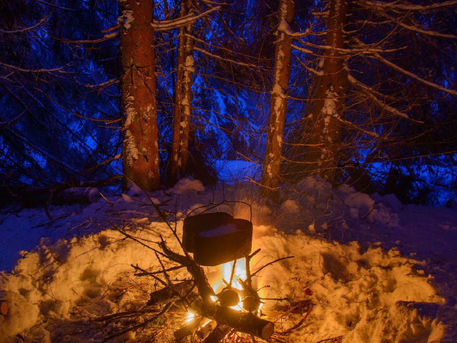 雪中キャンプならではの楽しみ方,雪景色に映える炎