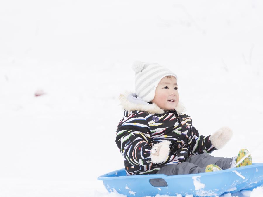 雪中キャンプならではの楽しみ方,そりすべり