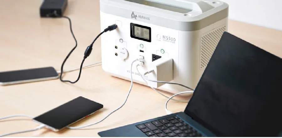 白を基調とした「MINI SMILE」ナチュラル系キャンパー必見のポータブル