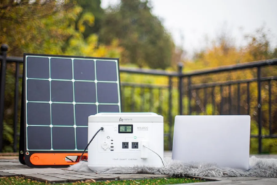 白を基調とした「MINI SMILE」ナチュラル系キャンパー必見のポータブル