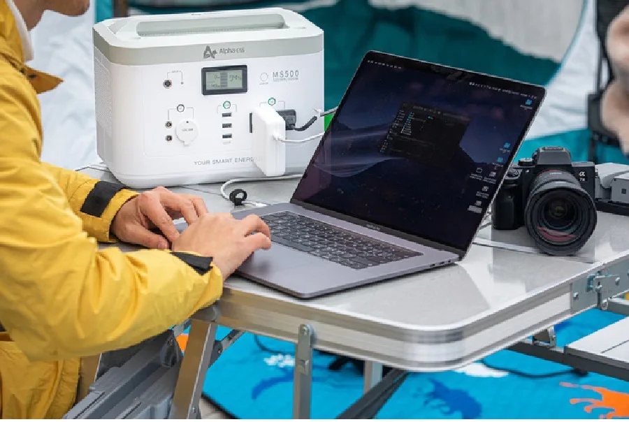 白を基調とした「MINI SMILE」ナチュラル系キャンパー必見のポータブル