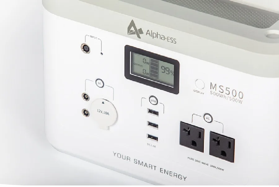 白を基調とした「MINI SMILE」ナチュラル系キャンパー必見のポータブル