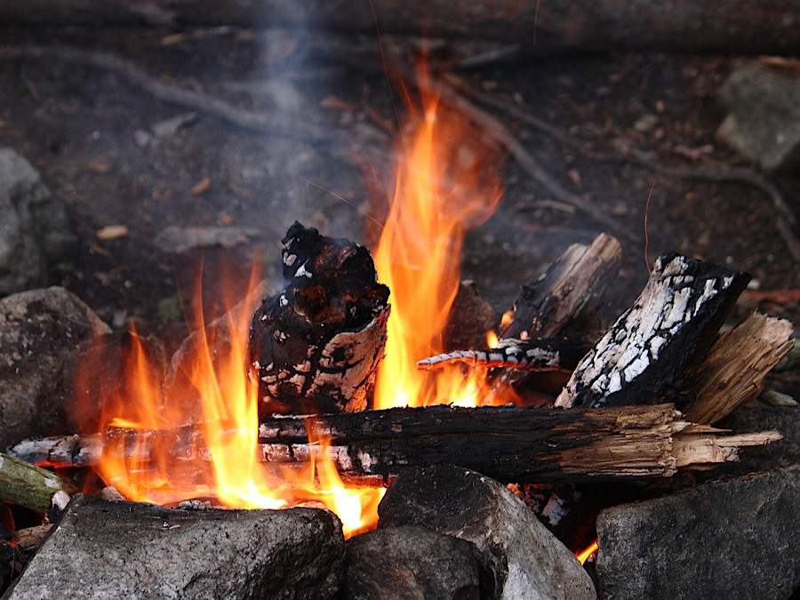 人気メーカーのキャンプ用ケトル やかん おすすめ選 焚き火で湯沸かしを楽しもう キャンプ アウトドアのtakibi タキビ