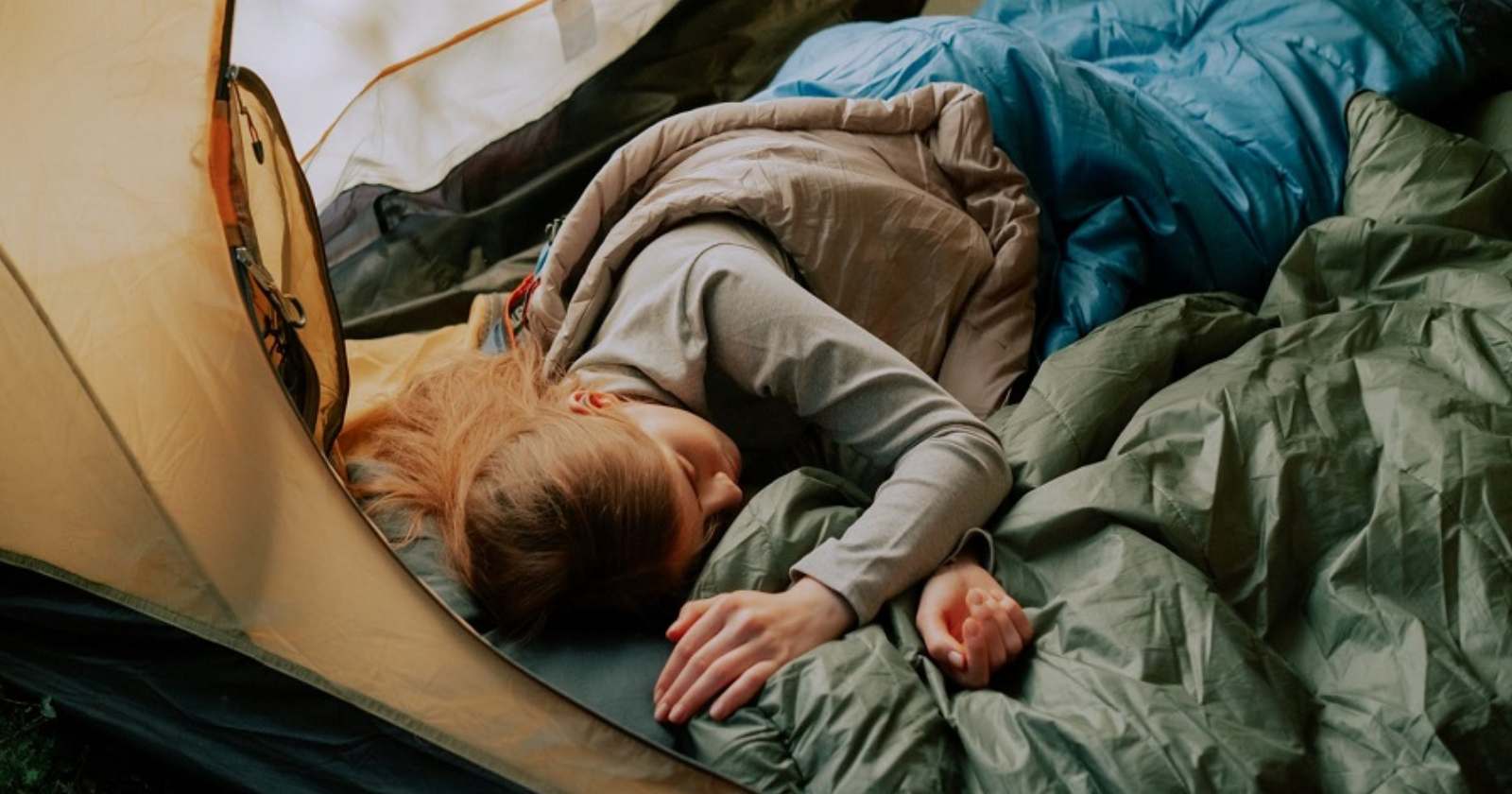 キャンプマットのおすすめ20選！寝袋の下に敷くだけでテントでの寝心地