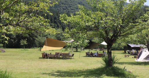 【岐阜県】さくら街道白川郷 ひらせ温泉キャンプサイト|ファミリーにおすすめ!大自然の中で心温まるキャ…