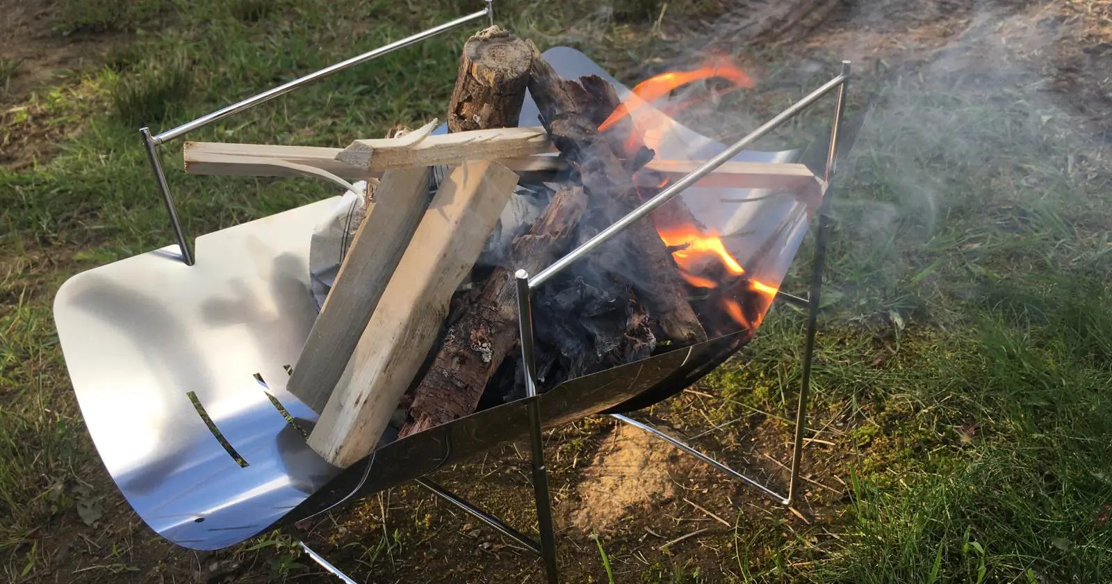 Montagna モンターナ ポータブル焚火 グリルは畳むとa4サイズになる 驚異のコンパクト焚き火台 キャンプ アウトドアのtakibi タキビ