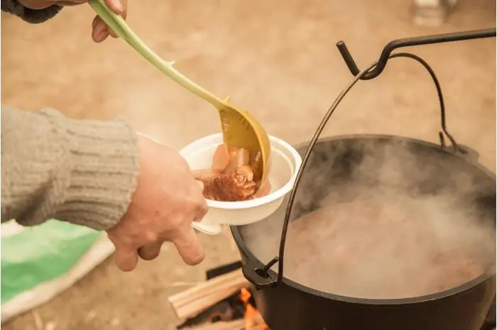 ダッチオーブンで作るキャンプ飯 定番 注目メニュー選 Takibi タキビ キャンプ アウトドアの総合情報サイト ダッチオーブンで作るキャンプ飯 定番 注目メニュー選 Takibi タキビ キャンプ アウトドアの総合情報サイト
