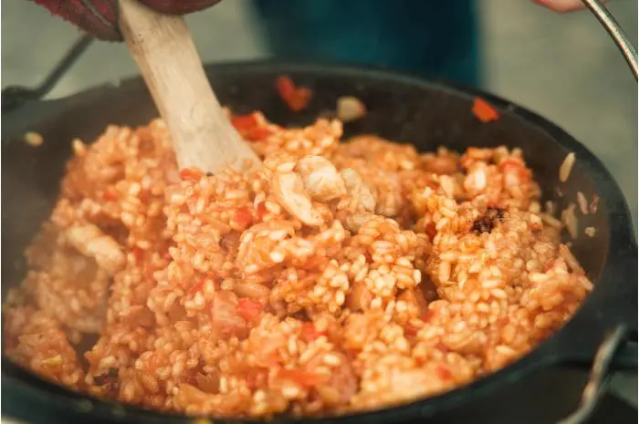 ダッチオーブンで作るキャンプ飯 定番 注目メニュー選 Takibi タキビ キャンプ グランピングなどアウトドアの総合情報サイト
