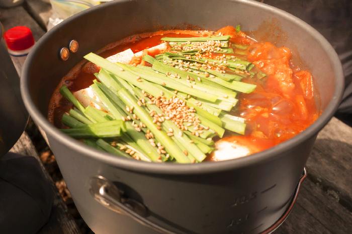 野菜や肉を入れて煮るだけ「キムチ鍋」