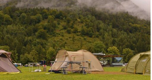 キャンプでのカンガルースタイルが話題!特徴やメリット・デメリットを解説