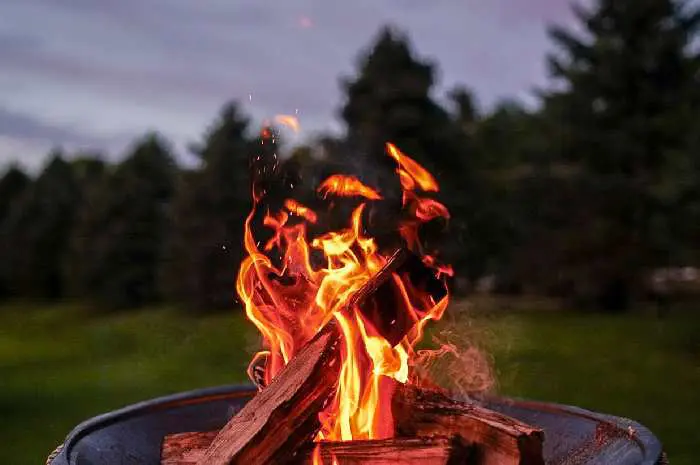 キャンプ・焚き火・BBQには火吹き棒！おすすめ16選｜TAKIBI（タキビ） | キャンプ・グランピングなどアウトドアの総合情報サイト