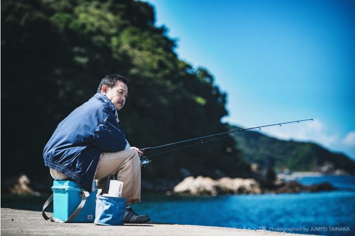 釣りをする男性