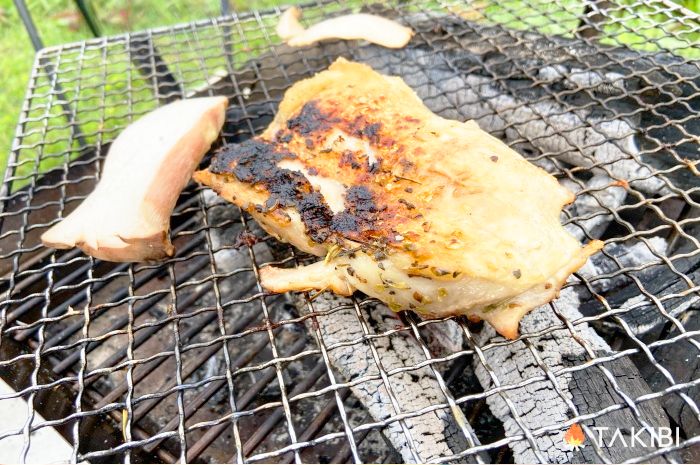 グリルされた鶏肉とキノコ