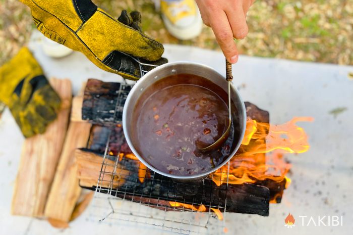 焚き火台でカレーを調理