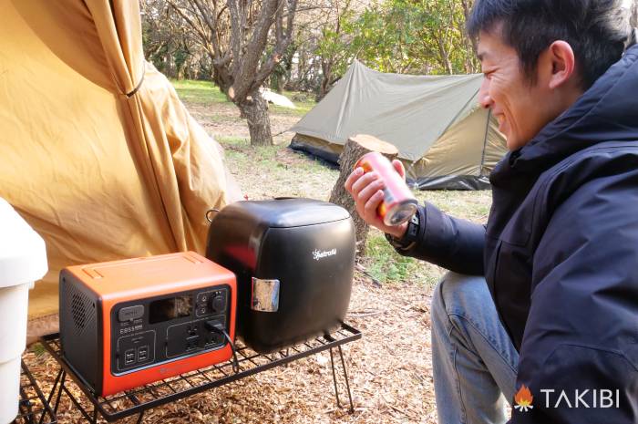 ビールを持つ男性とポータブル電源