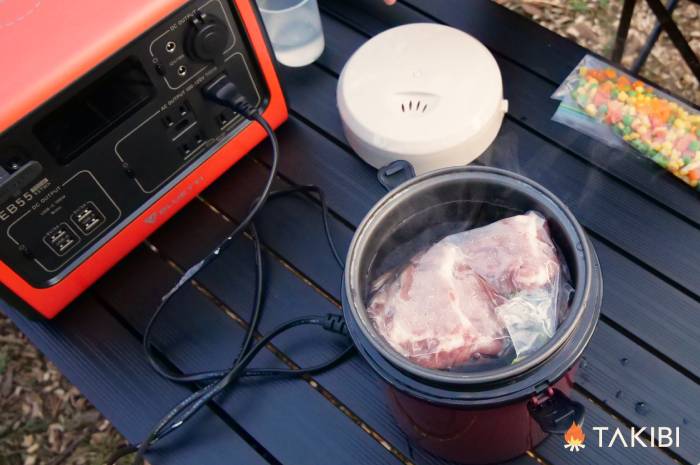 炊飯器に肉を入れる