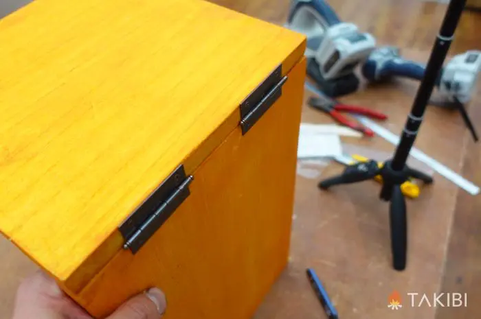 DIY！ガラス張風ドア&ボコボコ穴の自作ランタンケース｜TAKIBI