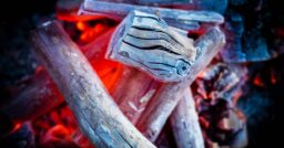 キャンプで調理するなら熾火がおすすめ！熾火の作り方や薪の選び方