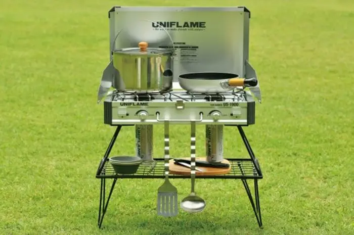 UNIFLAME（ユニフレーム）のフィールドラックはキャンプ時の収納に便利